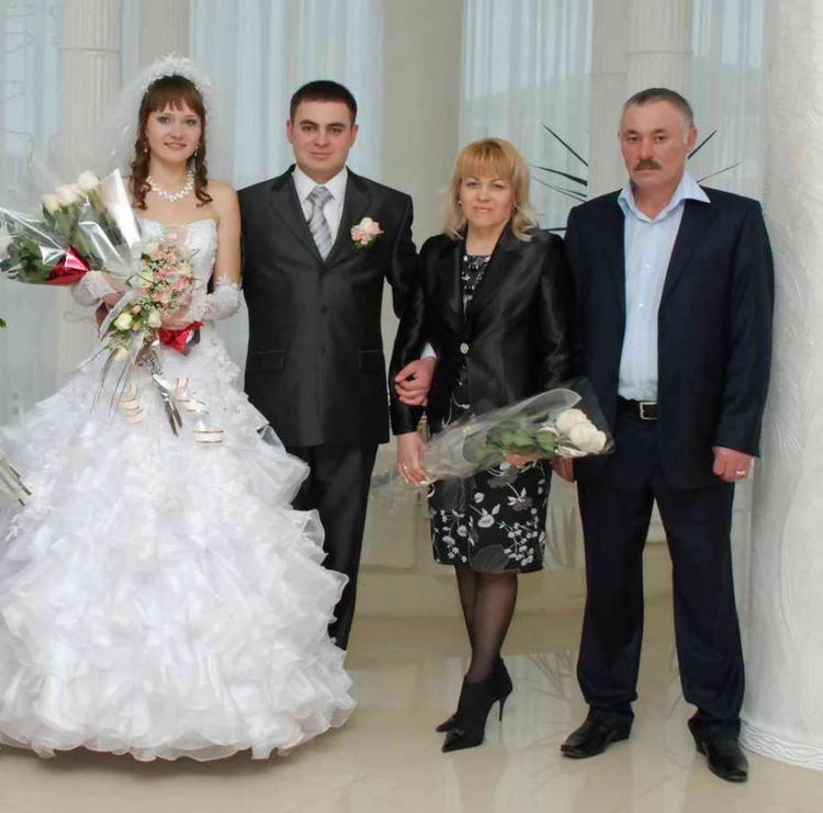 Джалиль Аметов в кровавой резне потерял молодую жену и родителей (они справа). //Фото с сайта "Комсомольской правды"