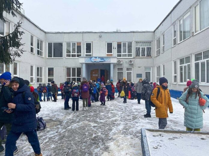 Эвакуация учеников из школы //Фото с сайта zanoza-news.com