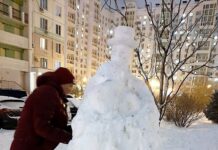 Ростовский строитель лепит из снега сказочных героев