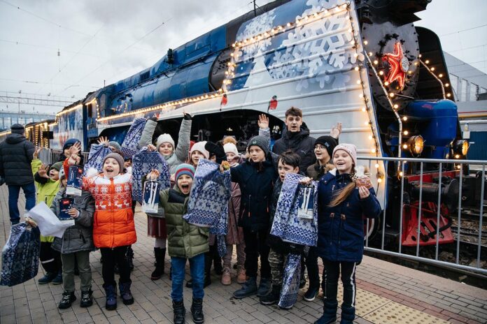 Двадцать ростовских семей приняли участие во встрече поезда Деда Мороза на станции «Ростов-Главный» //Фото: Александр Саенко