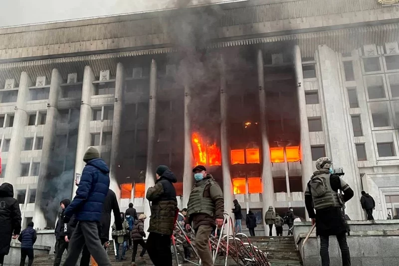 Протестующие штурмуют здание правительства//фото с сайта kp.ru