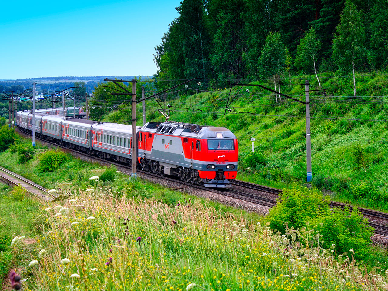 Фото поезда ржд в пути летом