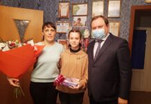 Депутат Госдумы Виктор Дерябкин встретился с юной чемпионкой по шахматам