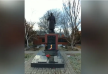 В Неклиновском районе на воинский мемориал поставили телевизор с Вечным огнем