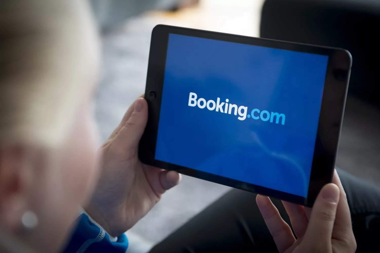 Booking.com приостановил деятельность в России